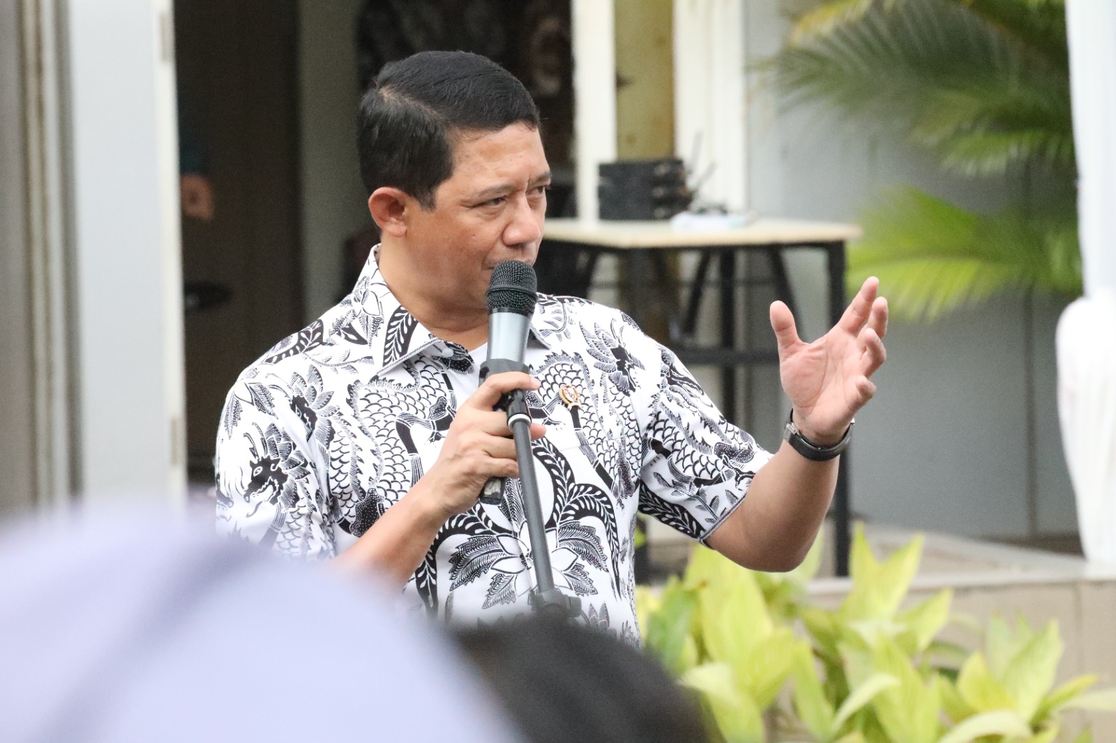 Kepala BNPB Letjen TNI Suharyanto memberikan arahan saat Apel yang diikuti oleh seluruh pegawai BNPB di Graha BNPB, Jakarta pada Selasa (2/5).